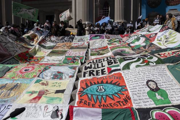 Bilder des Jahres 2024, News 03 März News Themen der Woche KW12 News Bilder des Tages March 24, 2024, New York, New York, USA: A huge quilt for Gaza was unfurled on the steps of the Met by pro-Palestinian protesters. Hundreds of protesters along with musicians, dancers and speakers occupied the steps on Fifth Ave. New York USA - ZUMAr174 20240324_znp_r174_016 Copyright: xGinaxMxRandazzox