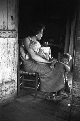 MIGRANT FAMILY, 1936. A migrant mother sitting in the doorway with her children in Hale County, Alabama. Photograph by Walker Evans in 1936.  Copyright: xGRANGERx xGRANGERx 0120323