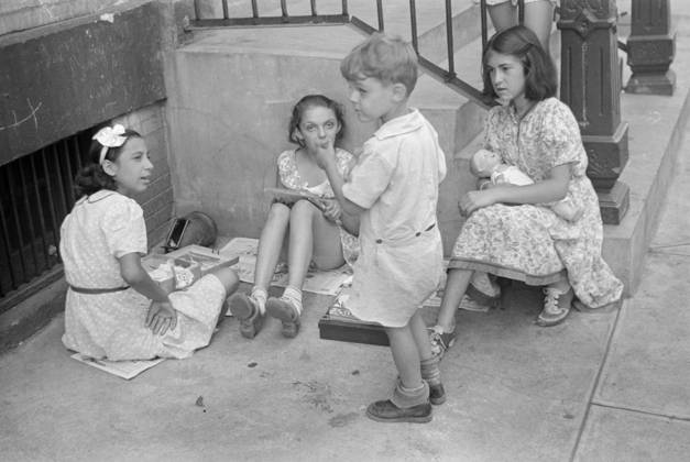 EVANS: NEW YORK CITY, 1938. Children playing on 61st Street in New York City. Photograph by Walker Evans, 1938.  Copyright: xGRANGERx xGRANGERx 0268410