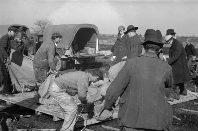 ARKANSAS: FLOOD CAMP, 1937. Setting up a tent in a camp for white flood refugees at Forrest City, Arkansas. Photograph by Walker Evans, February 1937.  Copyright: xGRANGERx xGRANGERx 0325578
