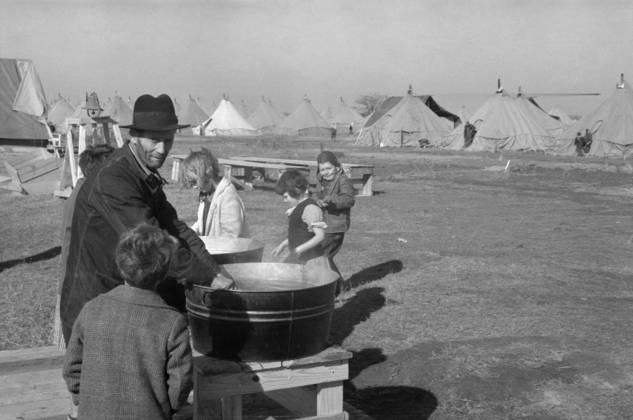 ARKANSAS: FLOOD CAMP, 1937. Washing up facilities in a camp for white flood refugees at Forrest City, Arkansas. Photograph by Walker Evans, February 1937.  Copyright: xGRANGERx xGRANGERx 0325579