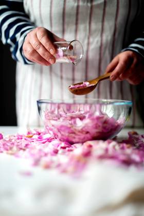 IMAGO Creative, Jahreszeit Sommer, Food, Marmelade kochen Woman Making Pink Rose Petal Jam in kitchen Texas City, Texas, United States R_INCH220104B8-891393-01 ,model released, Symbolfoto