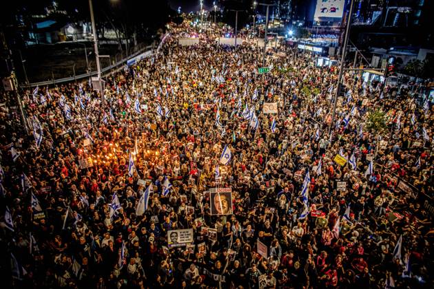 Bilder des Jahres 2024, News 03 März News Themen der Woche KW13 News Bilder des Tages March 30, 2024, Tel Aviv, Israel: Protestors hold torches during a protest rally in Tel Aviv Saturday, March 30 2024. On Saturday, tens of thousands took to the across Israel in the largest protest since Oct 7 against the current government led by Prime Minister Benjamin Netanyahu and demanded a hostage deal with Hamas. Tel Aviv Israel - ZUMAs197 20240330_aaa_s197_291 Copyright: xEyalxWarshavskyx