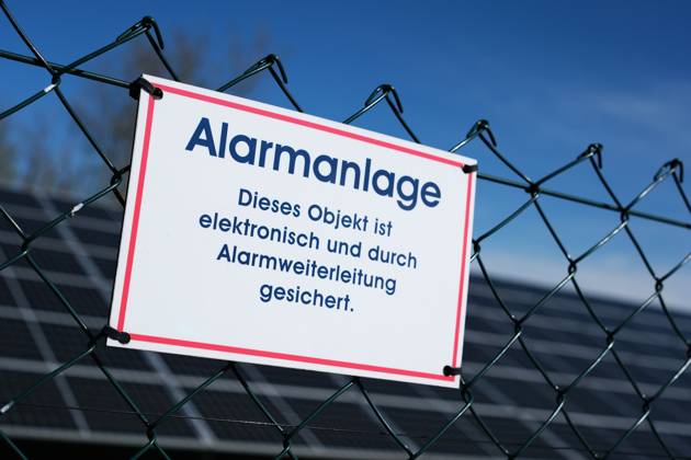 Indication of security by an alarm system on the fence of a solar installation