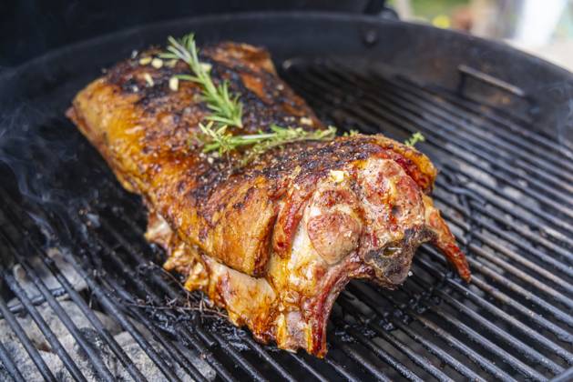 Rack of lamb, Easter roast on the kettle grill 01 04 2024, Münsingen, Baden Württemberg, Germany, Europe