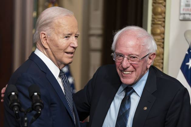 News Bilder des Tages President Joe Biden and Sen. Bernie Sanders, I-VT, shake hands during on event on lowering healthcare costs in the Indian Treaty Room on the White House complex in Washington, DC on Wednesday, April 3, 2024.  WAP20240403348 BONNIExCASH