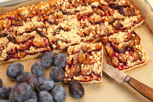IMAGO Creative, Herbst, Food, Pflaumenkuchen streuselkuchen,pflaumenkuchen,zwetschgenkuchen,kuchen,streusel-kuchen,datschi,zwetschgendatschi,prummetaat,zwetschenkuchen ** streusel cake,plum cake,streusel cakes,plum cakes,plum pie ijc-fip
