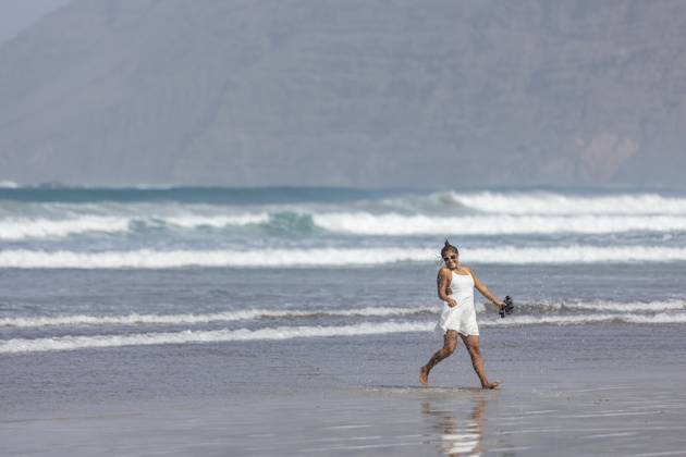 Female taking a solo walk by the sea, reflecting relaxation during a weekend getaway. Model Released JuanAizpuru_ID20118_595584_018 Copyright: xJuanxAizpurux