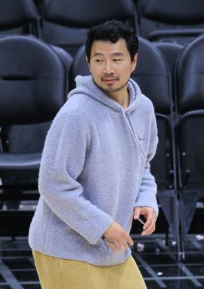 April 4, 2024, Los Angeles, California, USA: Actor Simu Liu shoots baskets on the basketball court on Thursday April 4, 2024 at Crypto.com Arena in Los Angeles, California. ARIANA RUIZ PI Los Angeles U.S - ZUMAp124 20240404_zaa_p124_036 Copyright: xArianaxRuizx