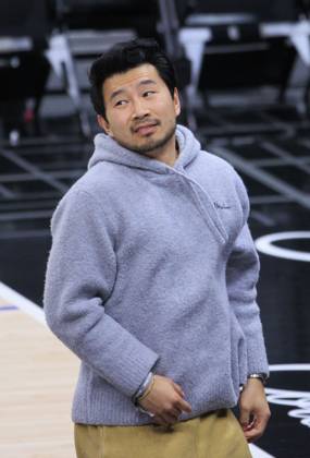 April 4, 2024, Los Angeles, California, USA: Actor Simu Liu shoots baskets on the basketball court on Thursday April 4, 2024 at Crypto.com Arena in Los Angeles, California. ARIANA RUIZ PI Los Angeles U.S - ZUMAp124 20240404_zaa_p124_037 Copyright: xArianaxRuizx