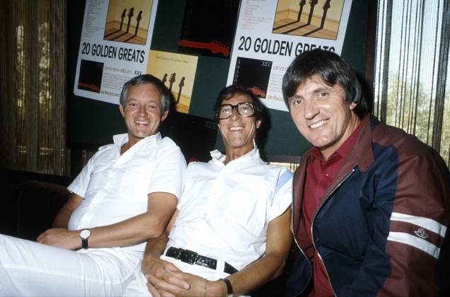 THE SHADOWS THE SHADOWS AT A PRESS CONFERENCE IN 1984 IN PERTH, WESTERN AUSTRALIA. PIC SHOWS L-R ORIGINAL MEMBERS BRIAN BENNETT, HANK MARVIN, AND BRUCE WELCH. BY THE EARLY 1990S HANK HAD MOVED HOME TO THE DARLING RANGES NEAR PERTH. PICTURES , Credit:Garry Merrin Avalon 0544137731