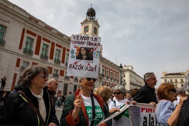 April 7, 2024, Madrid, Spain: A protester holds a placard during a demonstration on World Health Day. In Madrid s Puerta del Sol, hundreds of people demonstrated to commemorate the World Health Day, they defended public healthcare and protest against its privatization. Madrid Spain - ZUMAs197 20240407_aaa_s197_070 Copyright: xDavidxCanalesx