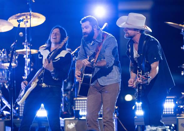April 5, 2024, Austin, Tx, United States: American country rock band NEEDTOBREATHE with lead singer BEAR RINEHART, r, teams up with country pop singer JORDAN DAVIS performs at a taping of CMT Country Crossroads in front of the University of Texas Tower on April 5, 2024. Austin United States - ZUMAd150 20240405_znp_d150_002 Copyright: xBobxDaemmrichx
