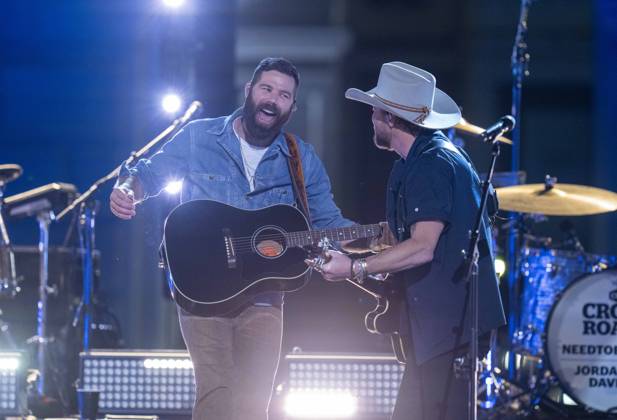 April 5, 2024, Austin, Tx, United States: American country pop singer JORDAN DAVIS performs at a taping of CMT Country Crossroads with band NEEDTOBREATHE in front of the University of Texas Tower on April 5, 2024. Austin United States - ZUMAd150 20240405_znp_d150_008 Copyright: xBobxDaemmrichx
