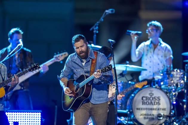 April 5, 2024, Austin, Tx, United States: American country pop singer JORDAN DAVIS performs at a taping of CMT Country Crossroads with band NEEDTOBREATHE in front of the University of Texas Tower on April 5, 2024. Austin United States - ZUMAd150 20240405_znp_d150_011 Copyright: xBobxDaemmrichx