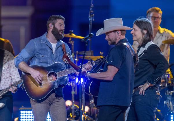 April 5, 2024, Austin, Tx, United States: American country rock band NEEDTOBREATHE with lead singer BEAR RINEHART, r, teams up with country pop singer JORDAN DAVIS performs at a taping of CMT Country Crossroads in front of the University of Texas Tower on April 5, 2024. Austin United States - ZUMAd150 20240405_znp_d150_017 Copyright: xBobxDaemmrichx