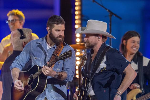 April 5, 2024, Austin, Tx, United States: American country rock band NEEDTOBREATHE with lead singer BEAR RINEHART, r, teams up with country pop singer JORDAN DAVIS performs at a taping of CMT Country Crossroads in front of the University of Texas Tower on April 5, 2024. Austin United States - ZUMAd150 20240405_znp_d150_029 Copyright: xBobxDaemmrichx