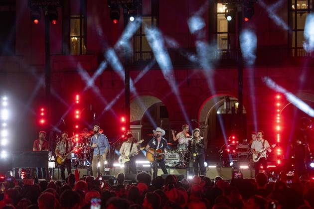 April 5, 2024, Austin, Tx, United States: American country rock band NEEDTOBREATHE with lead singer BEAR RINEHART, r, teams up with country pop singer JORDAN DAVIS, l, to perform at a taping of CMT Country Crossroads in front of the University of Texas Tower on April 5, 2024. At far right is bassist SETH BOLT. Austin United States - ZUMAd150 20240405_znp_d150_035 Copyright: xBobxDaemmrichx