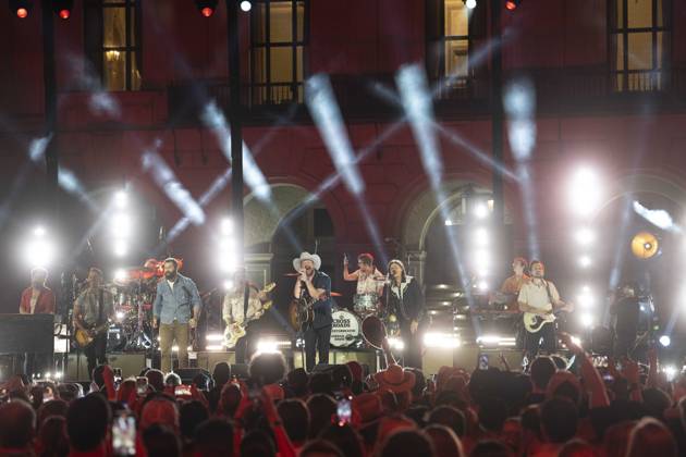 April 5, 2024, Austin, Tx, United States: American country rock band NEEDTOBREATHE with lead singer BEAR RINEHART, r, teams up with country pop singer JORDAN DAVIS, l, to perform at a taping of CMT Country Crossroads in front of the University of Texas Tower on April 5, 2024. At far right is bassist SETH BOLT. Austin United States - ZUMAd150 20240405_znp_d150_036 Copyright: xBobxDaemmrichx