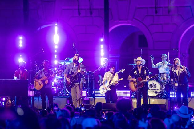April 5, 2024, Austin, Tx, United States: American country rock band NEEDTOBREATHE with lead singer BEAR RINEHART, r, teams up with country pop singer JORDAN DAVIS, l, to perform at a taping of CMT Country Crossroads in front of the University of Texas Tower on April 5, 2024. At far right is bassist SETH BOLT. Austin United States - ZUMAd150 20240405_znp_d150_037 Copyright: xBobxDaemmrichx