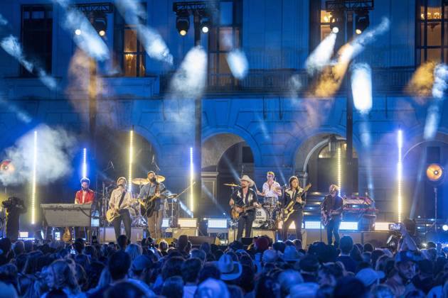 April 5, 2024, Austin, Tx, United States: American country rock band NEEDTOBREATHE with lead singer BEAR RINEHART, r, teams up with country pop singer JORDAN DAVIS, l, to perform at a taping of CMT Country Crossroads in front of the University of Texas Tower on April 5, 2024. At far right is bassist SETH BOLT. Austin United States - ZUMAd150 20240405_znp_d150_038 Copyright: xBobxDaemmrichx