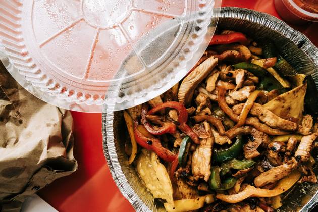 IMAGO Creative, Food, Fajita Chicken Fajitas Takeout with Chips and Salsa St. Louis, Missouri, United States R_PWWS240404C4-1380347-01