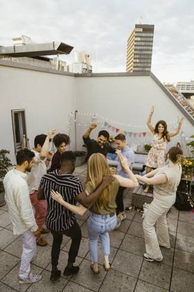Group of friends dancing on rooftop deck at party Germany, Berlin, model released, property released Copyright: xMaskotx , MA108169 MA108169