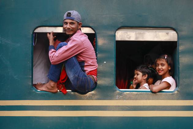 Bilder des Jahres 2024, News 04 April News Themen der Woche KW15 News Bilder des Tages April 9, 2024, Gazipur, Bangladesh: Bangladeshi Muslim passengers on board of an overcrowded train as they head home ahead of Eid al-Fitr at a railway station in Gazipur, Bangladesh, April 9, 2024. This religious Eid (Muslim religious festival) is the first and only day in the month of Shawwal during which Muslims are not permitted to fast. The holiday celebrates the conclusion of the 29 or 30 days of dawn-to-sunset fasting during the entire month of Ramadan. Gazipur Bangladesh - ZUMAd117 20240409_fap_d117_008 Copyright: xSuvraxKantixDasx