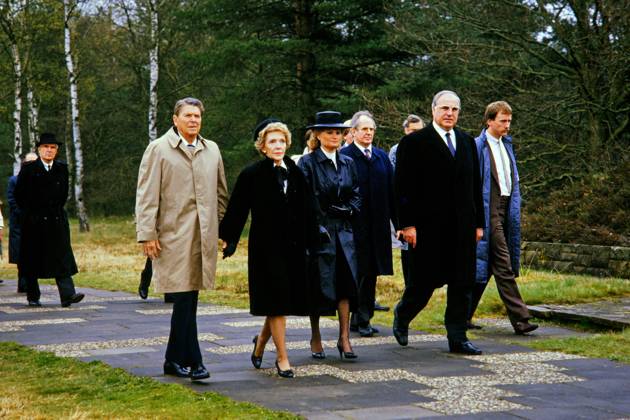 Ronald Reagan, Nancy Reagan, Hannelore Kohl and Helmut Kohl in Bergen Belsen Archive Photo Ronald Reagan, Nancy Reagan, Hannelore Kohl and Helmut Kohl in Bergen Belsen ATTENTION