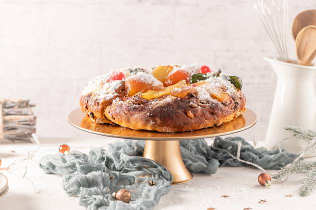 Bolo do Rei or King s Cake Bolo do Rei or King s Cake, Made for Christmas, Carnavale or Mardi Gras with Christmas season elements in Background. Copyright: xZoonar.com homydesignx 21148915