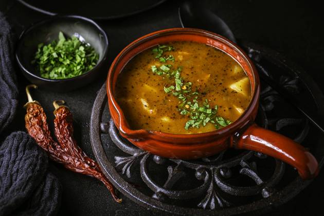 IMAGO Creative, Herbst, Food, Gulasch Hungarian hot goulash soup Hungarian hot goulash soup, beef, tomato, pepper, chili, smoked paprika soup. Traditional Hungarian dish. Copyright: xZoonar.com IngridxBalabanovax 21166595