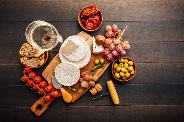 Cheese platter with brie Cheese platter with brie, Camembert, grapes, olives and tomatoes Copyright: xZoonar.com IngridxBalabanovax 21198369