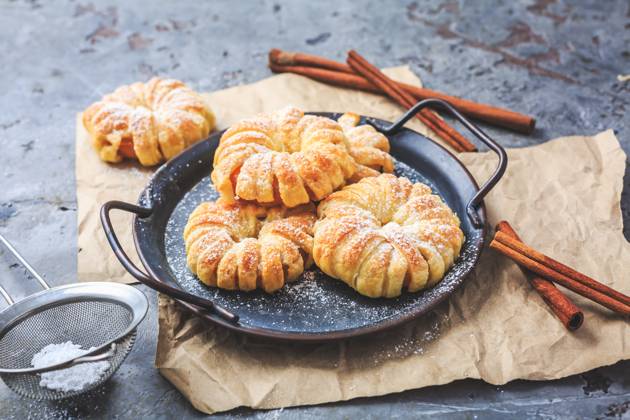IMAGO Creative, Food, Gebäck, Apfeltaschen Homemade puff pastry apple rings Homemade puff pastry apple rings, small healthy snack Copyright: xZoonar.com IngridxBalabanovax 21198379