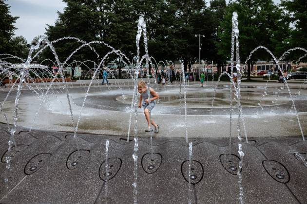 IMAGO Creative: Sommer, Sommertage im Stadtpark Child playing in city fountain in Chicago Illinois Chicago, Illinois, United States R_WEKW24041126-1397444-01 ,model released, Symbolfoto