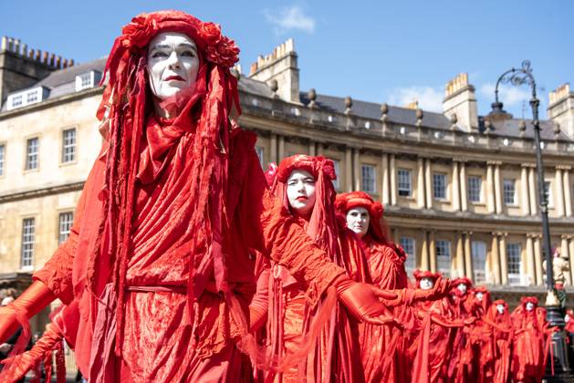 Bilder des Jahres 2024, News 04 April News Themen der Woche KW16 News Bilder des Tages April 20, 2024, Bath, United Kingdom: Red Rebels march on the street of Bath during the funeral for nature ceremony. Extinction Rebellion held a funeral for nature march across in Bath, UK. Chris Packham and Megan McCubbin (both TV presenters) joined the march along with 400 Red Rebels. Bath United Kingdom - ZUMAs197 20240420_aaa_s197_186 Copyright: xKrisztianxElekx