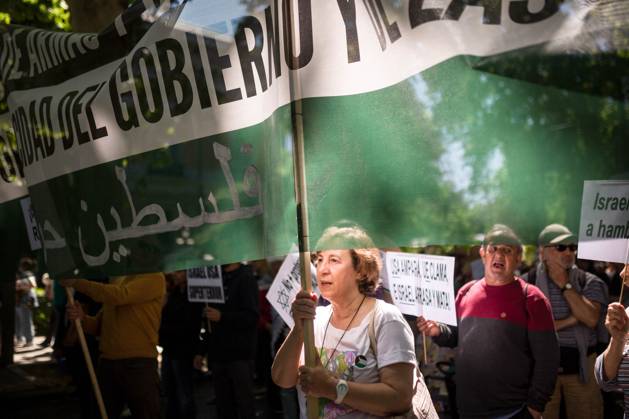 April 21, 2024, Madrid, Spain: A protester holds a banner during a demonstration in solidarity with the Palestinian people. Protesters march around the main streets of Madrid, under the slogan Let s stop the genocide in Palestine , demanding the Spanish government stop the arms trade with Israel. Madrid Spain - ZUMAs197 20240421_aaa_s197_021 Copyright: xLuisxSotox