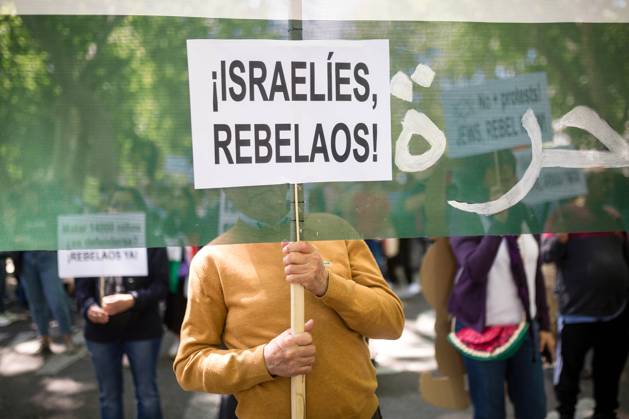 April 21, 2024, Madrid, Spain: A protester holds a placard that reads in Spanish Israelies rebelaos, during a demonstration in solidarity with the Palestinian people. Protesters march around the main streets of Madrid, under the slogan Let s stop the genocide in Palestine , demanding the Spanish government stop the arms trade with Israel. Madrid Spain - ZUMAs197 20240421_aaa_s197_025 Copyright: xLuisxSotox