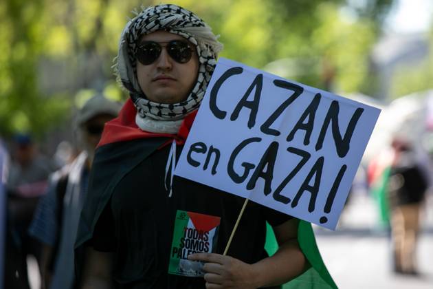 April 21, 2024, Madrid, Spain: A protester holds a placard during a pro-Palestinian demonstration. The Solidarity Network against the Occupation of Palestine (RESCOP) together with other pro-Palestinian organizations demonstrated on the streets of Madrid to ask the Spanish Government of Pedro Sanchez to End the arms trade and relations with Israel. of Enough of the complicity of the Government and companies with the state of Israel. Madrid Spain - ZUMAs197 20240421_aaa_s197_039 Copyright: xDavidxCanalesx