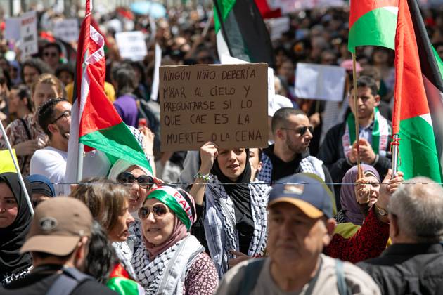 April 21, 2024, Madrid, Spain: A protester holds a placard during a pro-Palestinian demonstration. The Solidarity Network against the Occupation of Palestine (RESCOP) together with other pro-Palestinian organizations demonstrated on the streets of Madrid to ask the Spanish Government of Pedro Sanchez to End the arms trade and relations with Israel. of Enough of the complicity of the Government and companies with the state of Israel. Madrid Spain - ZUMAs197 20240421_aaa_s197_044 Copyright: xDavidxCanalesx