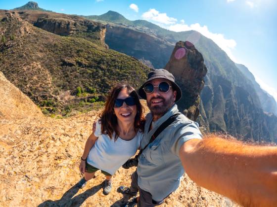 Selfie of a COUPLE AT The Roque Palmes Viewpoint Near Roque Nublo in Gran Canaria, Canary Islands Copyright: imageBROKER/UnaixHuizi ibxuhu10480099.jpg ,model released, Symbolfoto ,property released