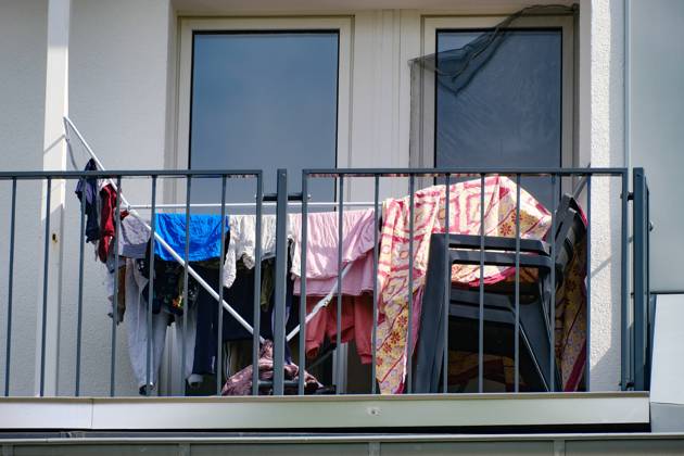 Düsseldorf 23 04 2024 clothes horse colorful clothesline clothespins sustainable environmentally friendly drying wet laundry in the air balcony solar energy wind energy sunlight solar heat solar heat save electricity no tumble dryer electricity consumption Düsseldorf North Rhine-Westphalia Germany