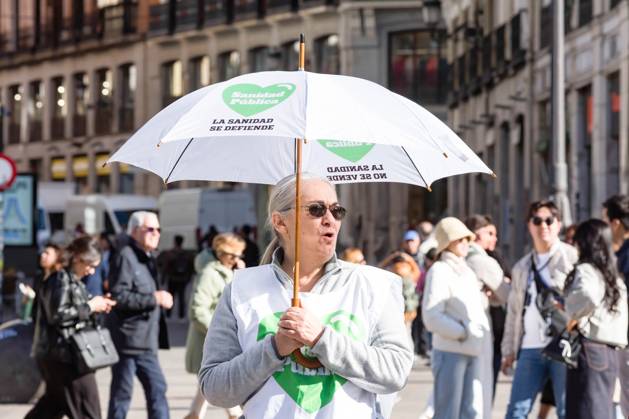 April 24, 2024, Madrid, Spain: A protester holds an umbrella, during a demonstration for public health in the center of Madrid. Activists from neighborhood movements in the towns and neighborhoods of Madrid submitted more than 7,000 complaints to the Government of the community of Madrid, demanding that the autonomous Administration not to be abandoned and that resources not be diverted to private healthcare. Madrid Spain - ZUMAs197 20240424_aaa_s197_034 Copyright: xLuisxSotox