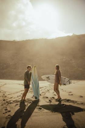 Couple with surfboards talking at beach on sunny day model released, Symbolfoto, ACPF01588