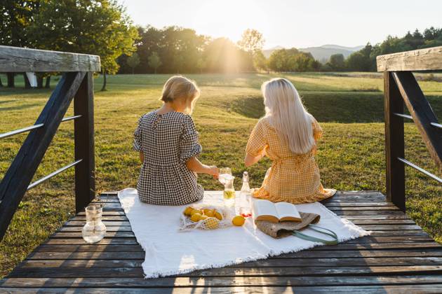 IMAGO Creative: Sommer, Sommertage im Stadtpark Friends having picnic in park on summer vacation model released, Symbolfoto, NDEF01670