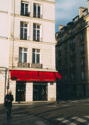 Travelpictures Paris Paris, 02 04 2024 Travelpictures, A restaurant with a red marquise