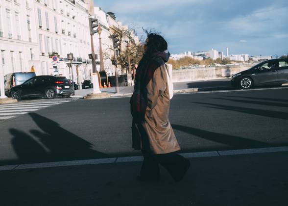 Travelpictures Paris Paris, 02 04 2024 Travelpictures, Woman walks along a street on