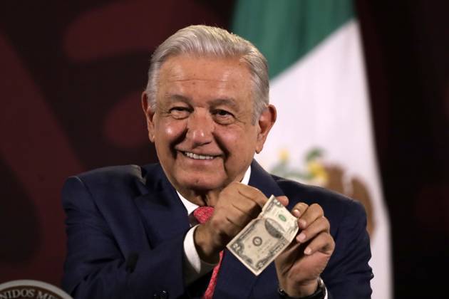 Mexiko, Andres Manuel Lopez Obrador Pressekonferenz April 29, 2024, Mexico City, Mexico: Mexicoâ€⠢s President, Andres Manuel Lopez Obrador, shows an American dollar during a briefing conference at National Palace. Mexico City Mexico - ZUMAe321 20240429_zia_e321_017 Copyright: xLuisxBarronx