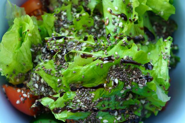Healthy salad, chia seeds, lettuce leaves, olive oil, tomatoes, balsamic sauce Salad with chia seeds, close-up. Vegan food. Super food. Keto diet. Super salad. Copyright: x RECORD DATE NOT STATED