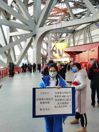 2022 Beijing Olympic Games Closing Ceremony A staff member sells stuffed toys of Bing Dwen Dwen, the Olympic mascot, at National Stadium on February 20, 2022 in Beijing, China. Beijing Beijing China  Copyright: xCFOTOx i1645353054879