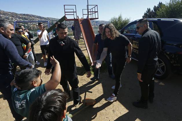 Valparaiso, May 4, 2024 Former FC Barcelona player Carles Puyol visits Club Deportivo Once Estrellas at Cerro La Cruz Sebastian Cisternas Photosport, Aton 897663  Copyright: SEBASTIANxCISTERNAS PHOTOSPORT